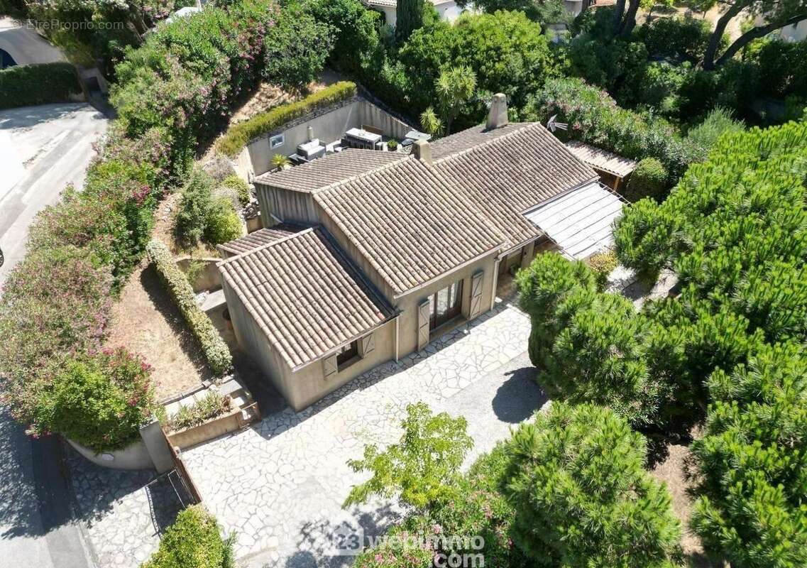 Dans un domaine sécurisé avec piscine et tennis, profitez d?un cadre verdoyant. - Maison à SAINTE-MAXIME