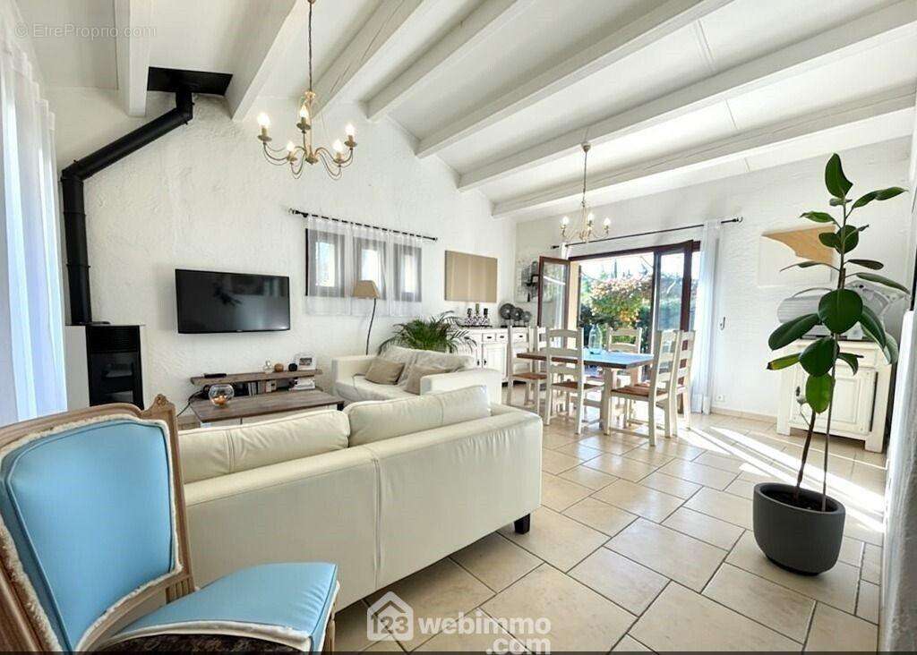 Harmonie des volumes et clarté naturelle dans cette élégante pièce à vivre ouverte sur l?extérieur. - Maison à SAINTE-MAXIME