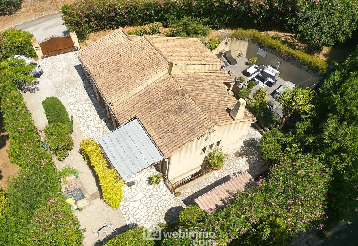 Parcelle paysagée, accès facile et intimité assurée pour cette villa de charme. - Maison à SAINTE-MAXIME