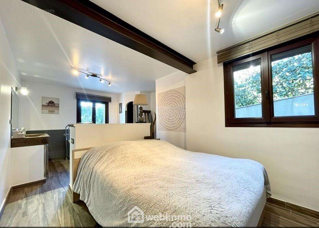 Suite parentale alliant raffinement et praticité, avec sa salle de bains équipée, ses toilettes indépendantes et son dressing aménagé. - Maison à SAINTE-MAXIME