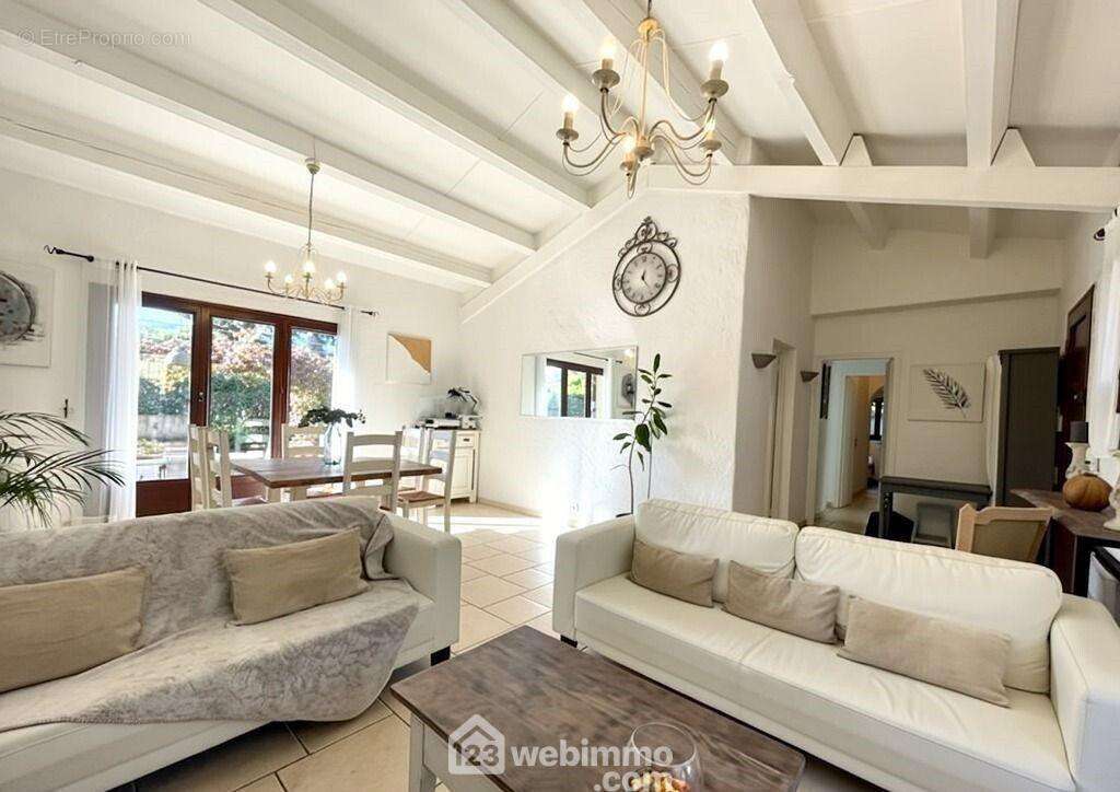 Un séjour cathédrale baigné de lumière, alliance de volume et de raffinement. - Maison à SAINTE-MAXIME