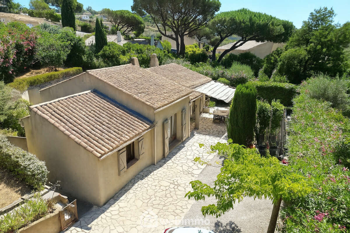 Villa de plain-pied, entourée de verdure. - Maison à SAINTE-MAXIME