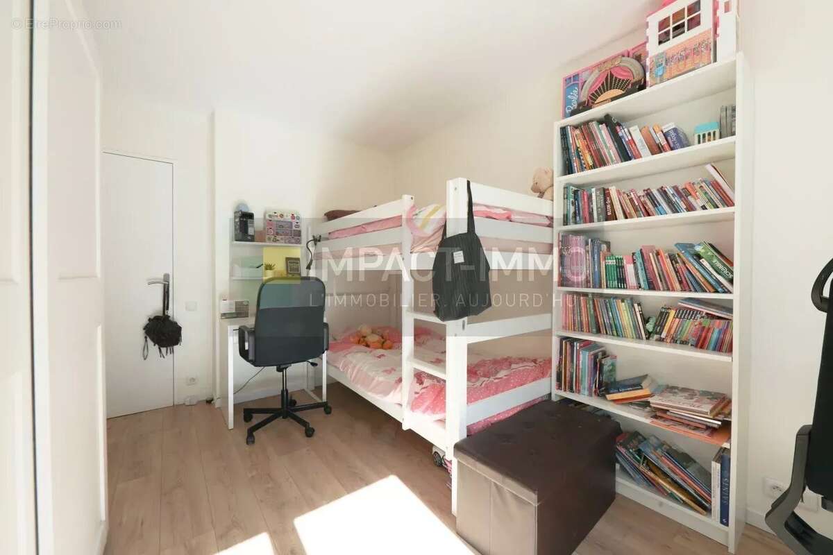 Appartement à COURBEVOIE