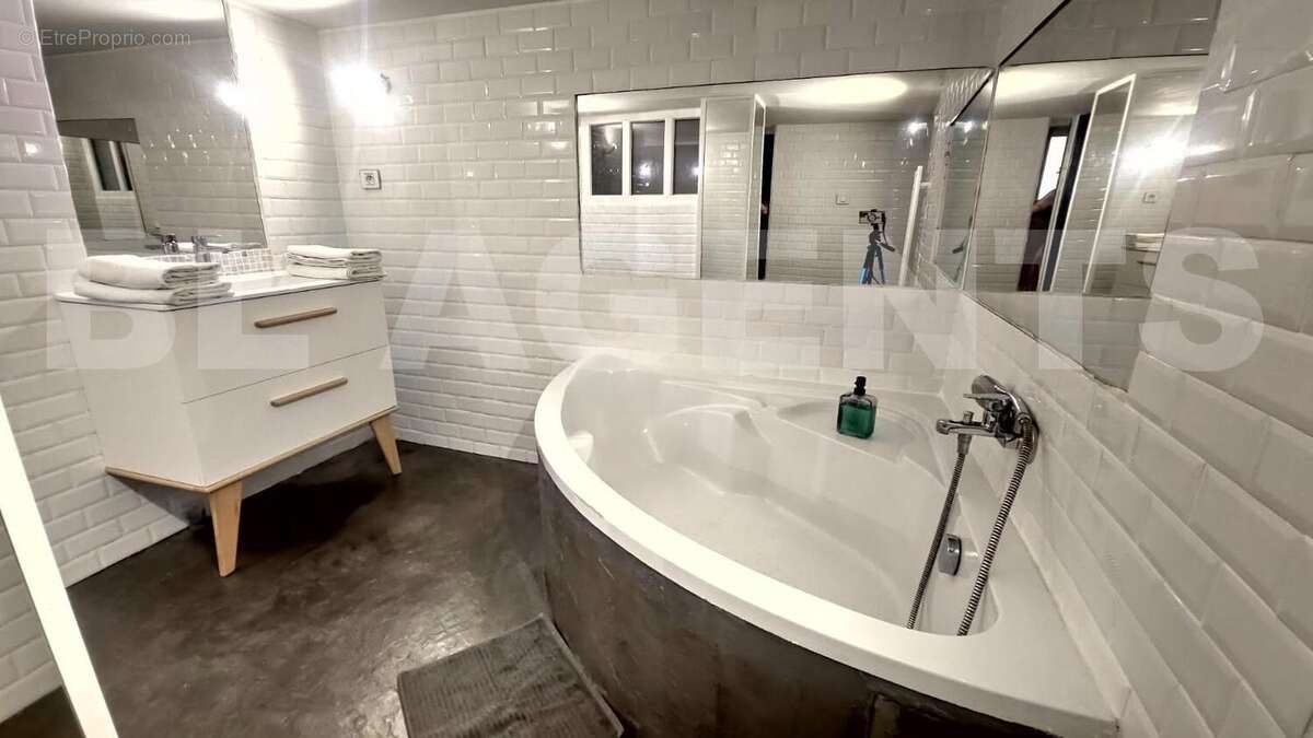 image0000001006 - Appartement à MARSEILLE-6E