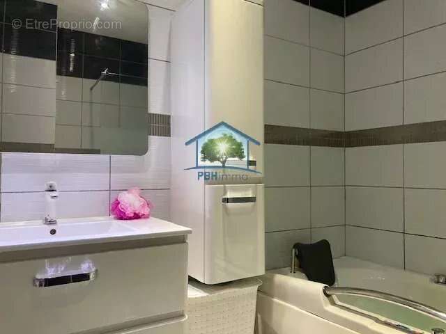 Maison à LE CHAMBON-FEUGEROLLES