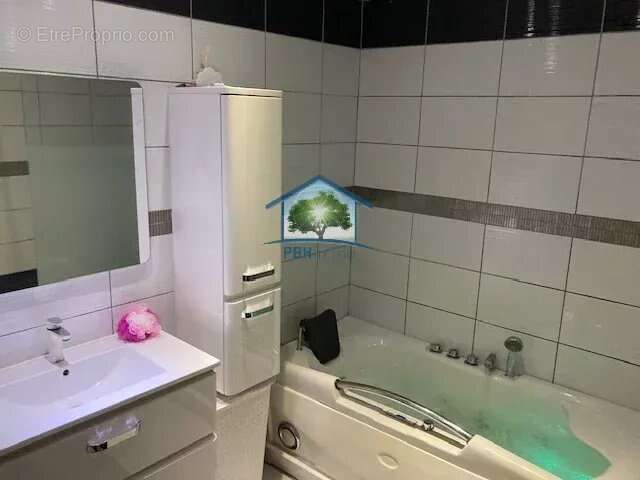 Maison à LE CHAMBON-FEUGEROLLES