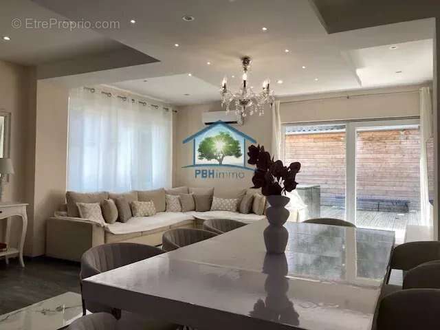 Maison à LE CHAMBON-FEUGEROLLES