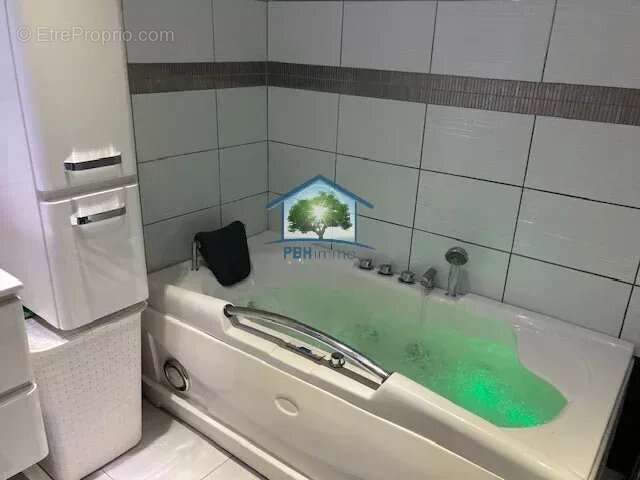 Maison à LE CHAMBON-FEUGEROLLES