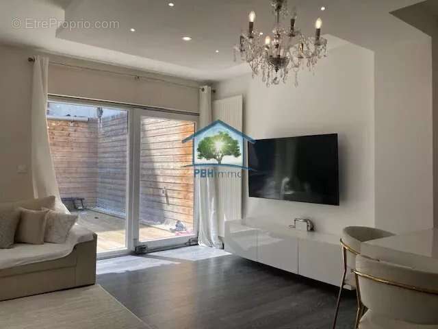 Maison à LE CHAMBON-FEUGEROLLES