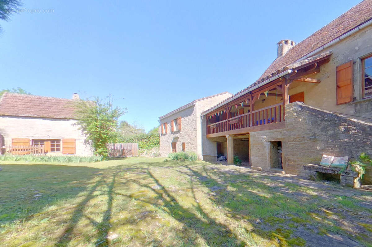 Maison à LACAPELLE-LIVRON