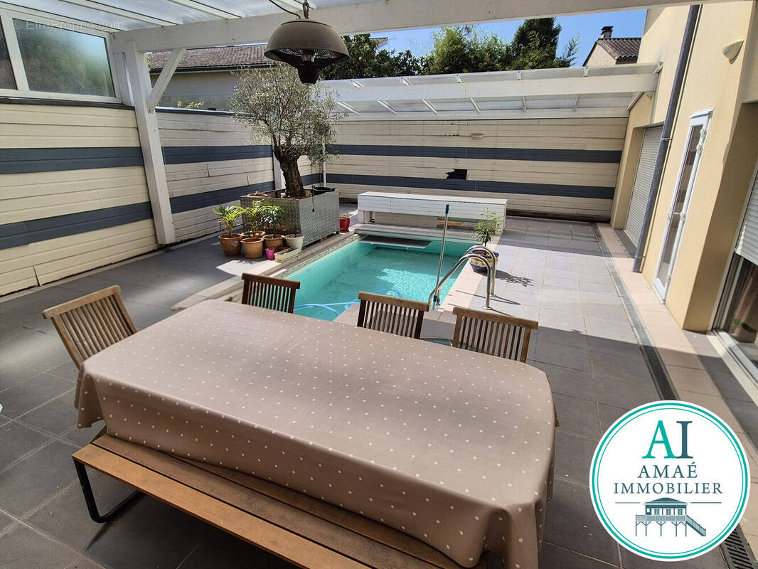Patio avec piscine - Maison à EYSINES