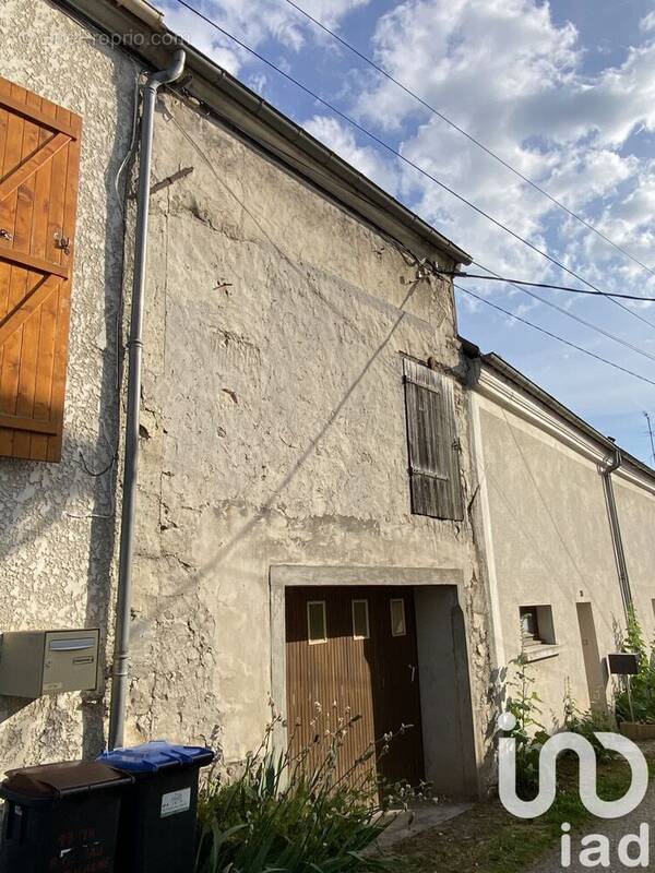 Photo 1 - Parking à VARREDDES