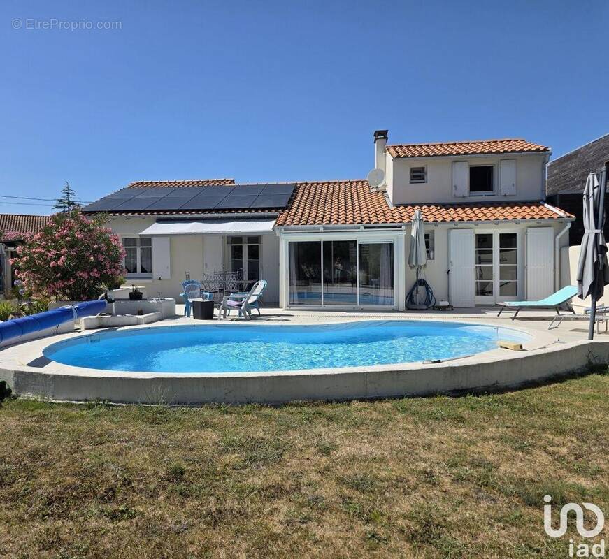 Photo 1 - Maison à CHAILLEVETTE