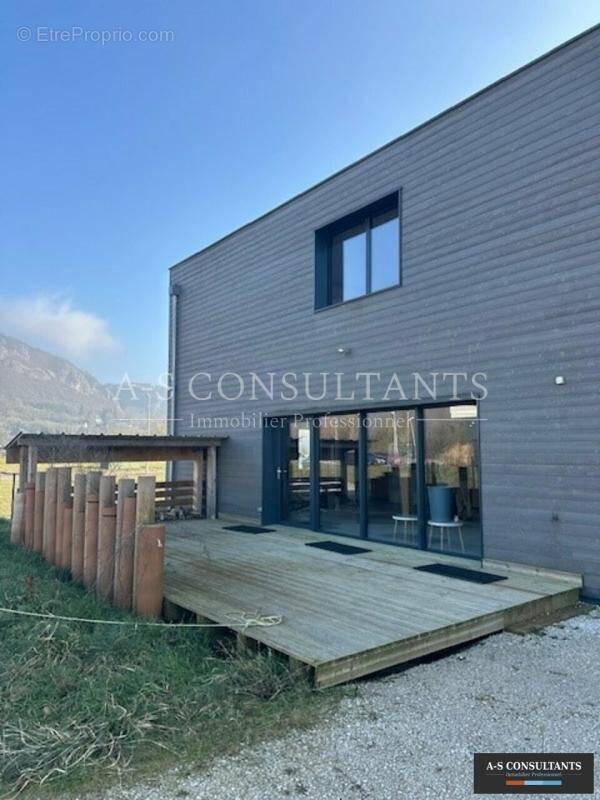 Commerce à VIRIGNIN