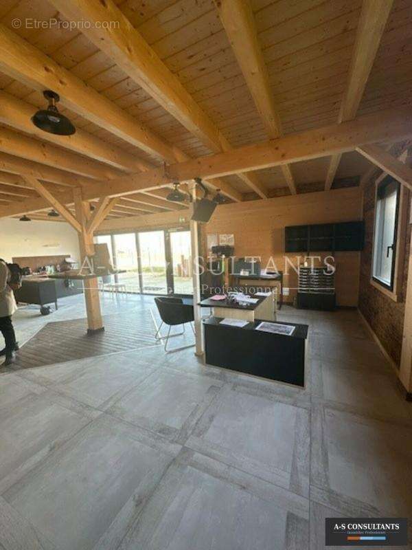 Commerce à VIRIGNIN