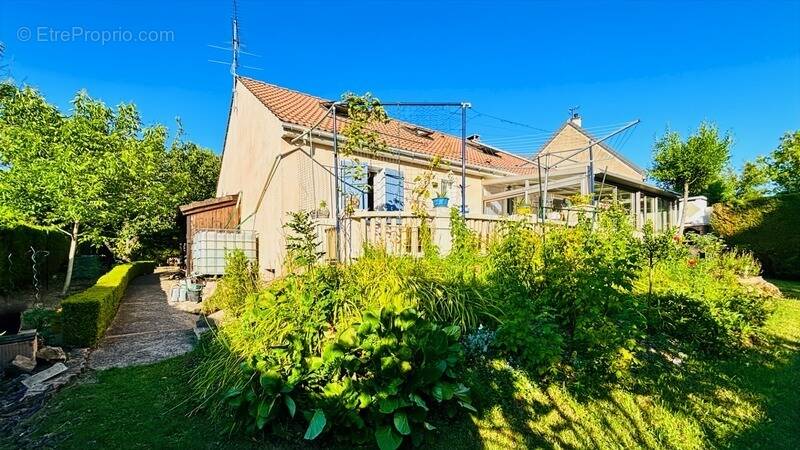 Maison à CHAUCONIN-NEUFMONTIERS