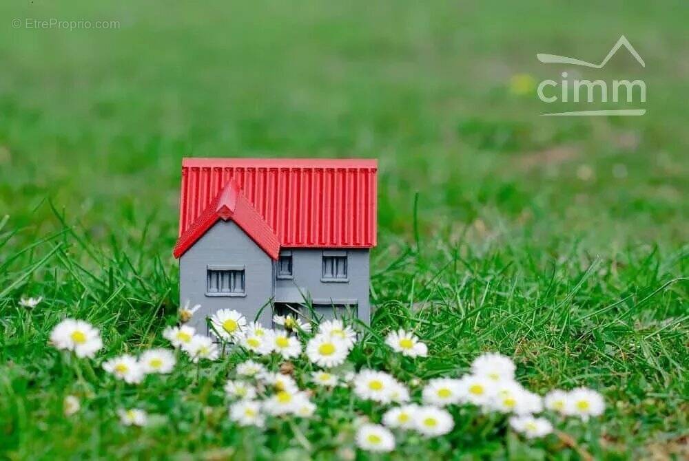 Terrain à SAINT-CYR-SUR-MORIN