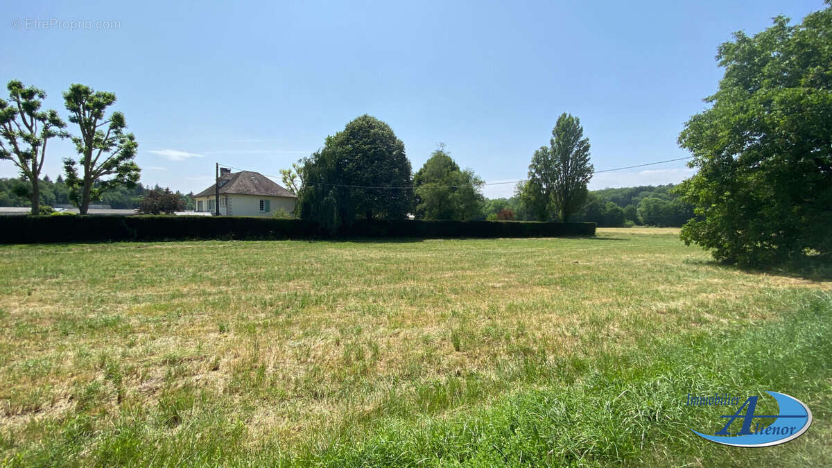 Terrain à SAINT-FRONT-LA-RIVIERE