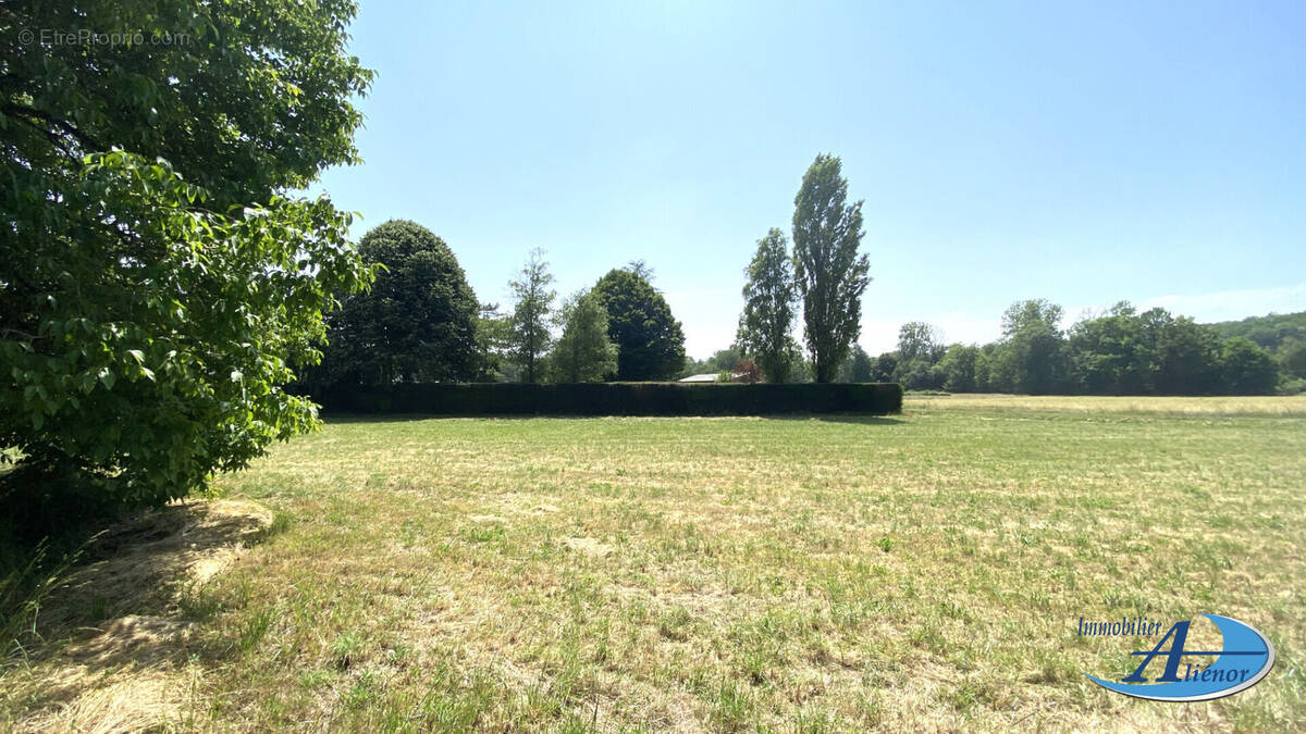 Terrain à SAINT-FRONT-LA-RIVIERE