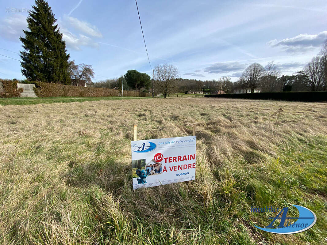 Terrain à SAINT-FRONT-LA-RIVIERE