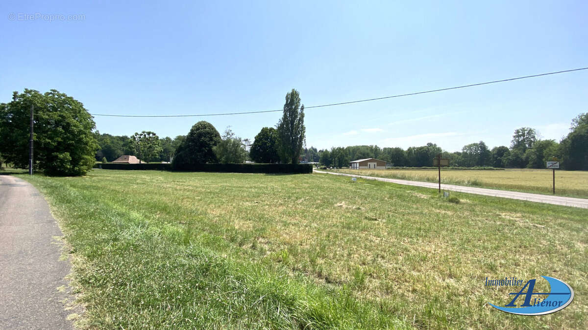 Terrain à SAINT-FRONT-LA-RIVIERE