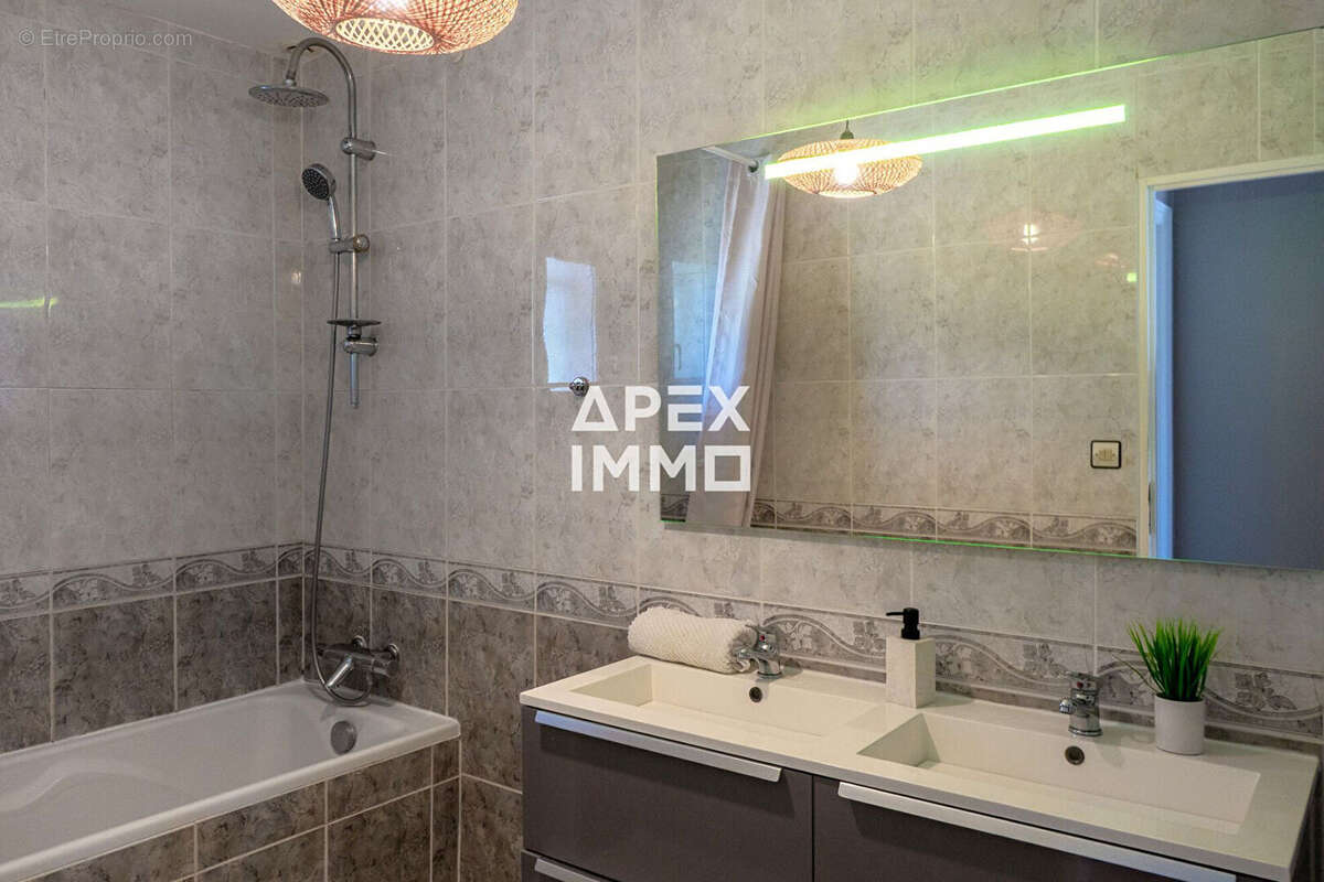 Maison à SAINT-DENIS-DE-L&#039;HOTEL