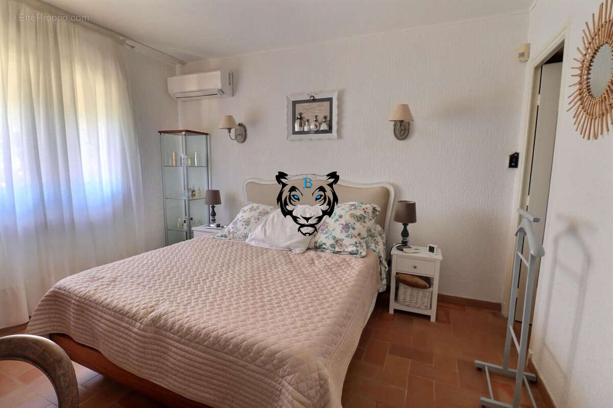 Maison à LES ISSAMBRES