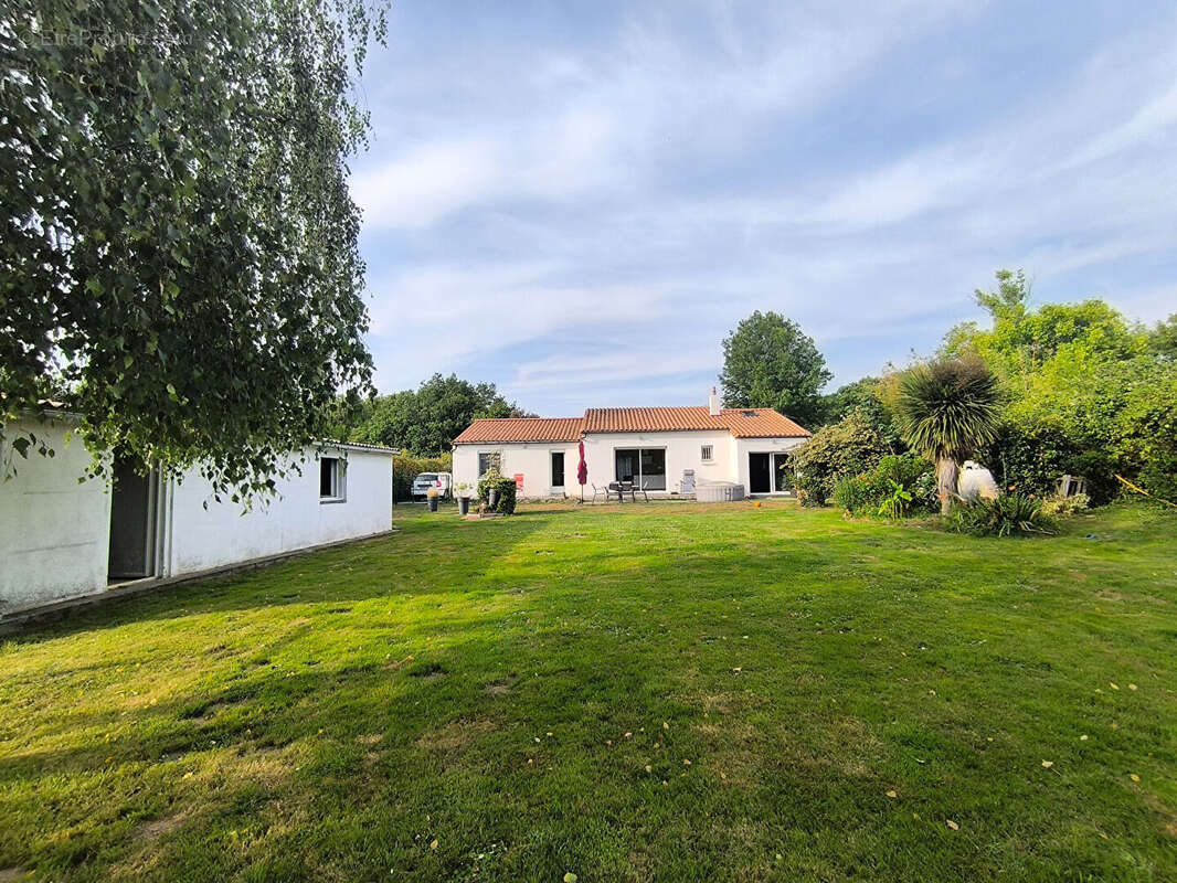 Maison à BEAULIEU-SOUS-LA-ROCHE