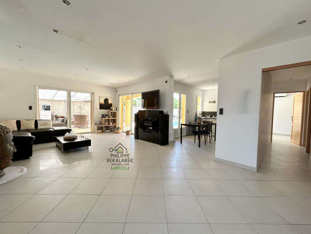 Commerce à CHATEAU-ARNOUX-SAINT-AUBAN