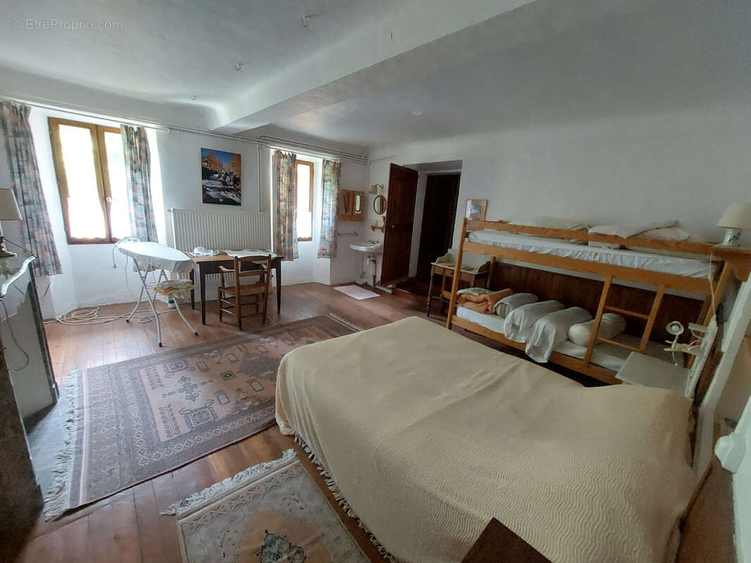 Maison à ENCHASTRAYES