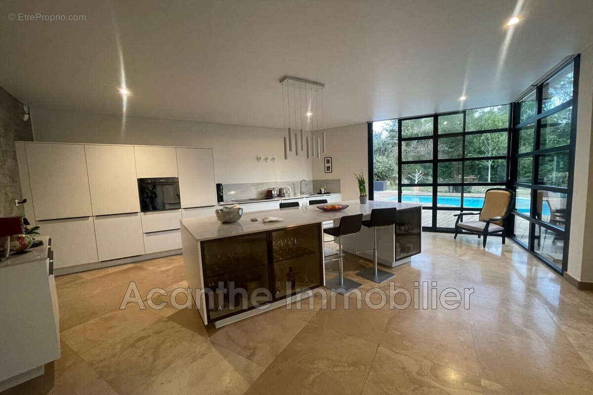 Maison à SAINT-CLEMENT-DE-RIVIERE