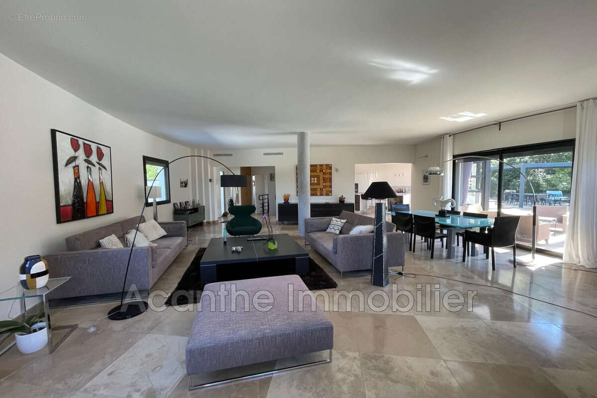 Maison à SAINT-CLEMENT-DE-RIVIERE