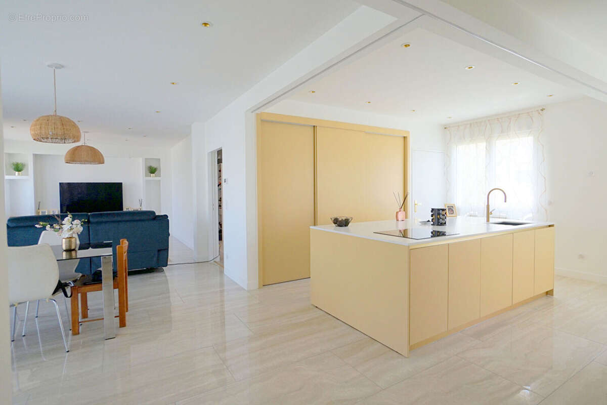 Maison à MORAINVILLIERS