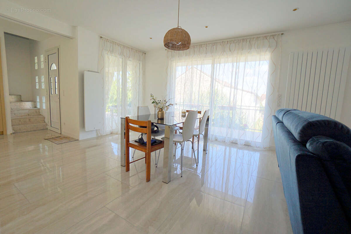 Maison à MORAINVILLIERS