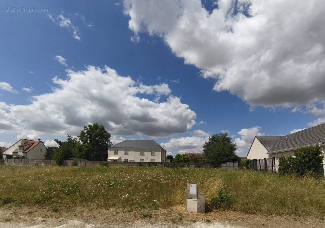 Terrain à LA CHAPELLE-SAINT-MESMIN