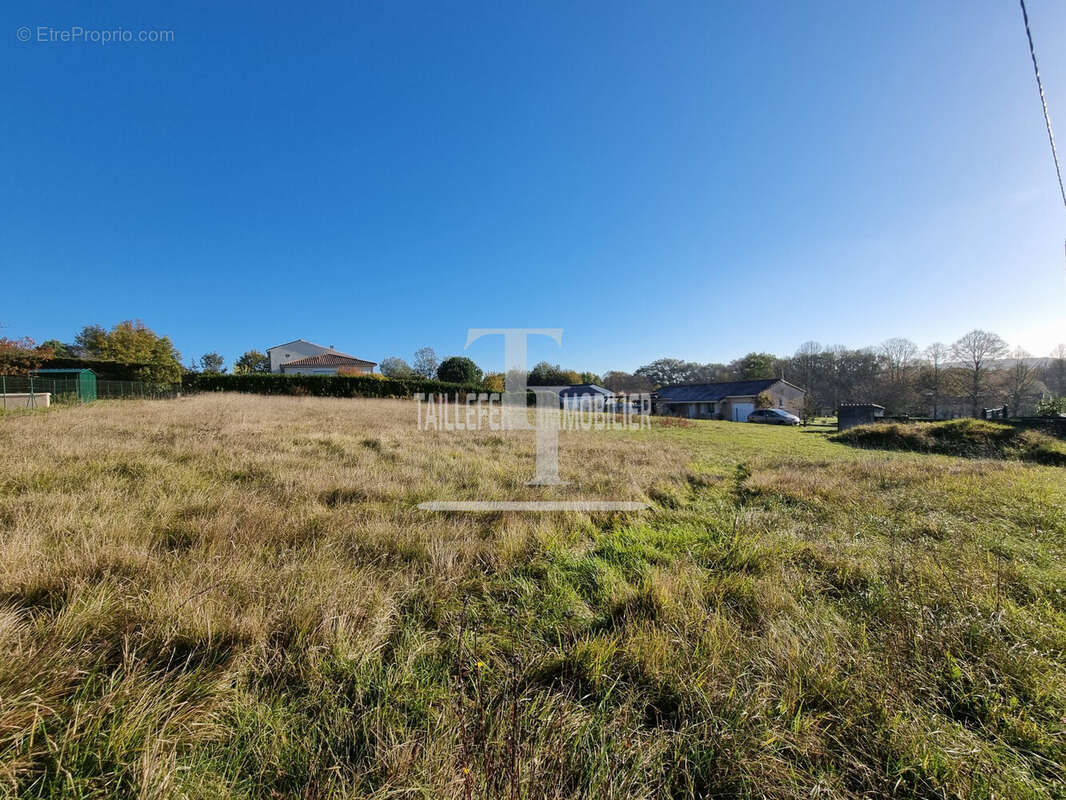 Terrain à SAINT-ASTIER