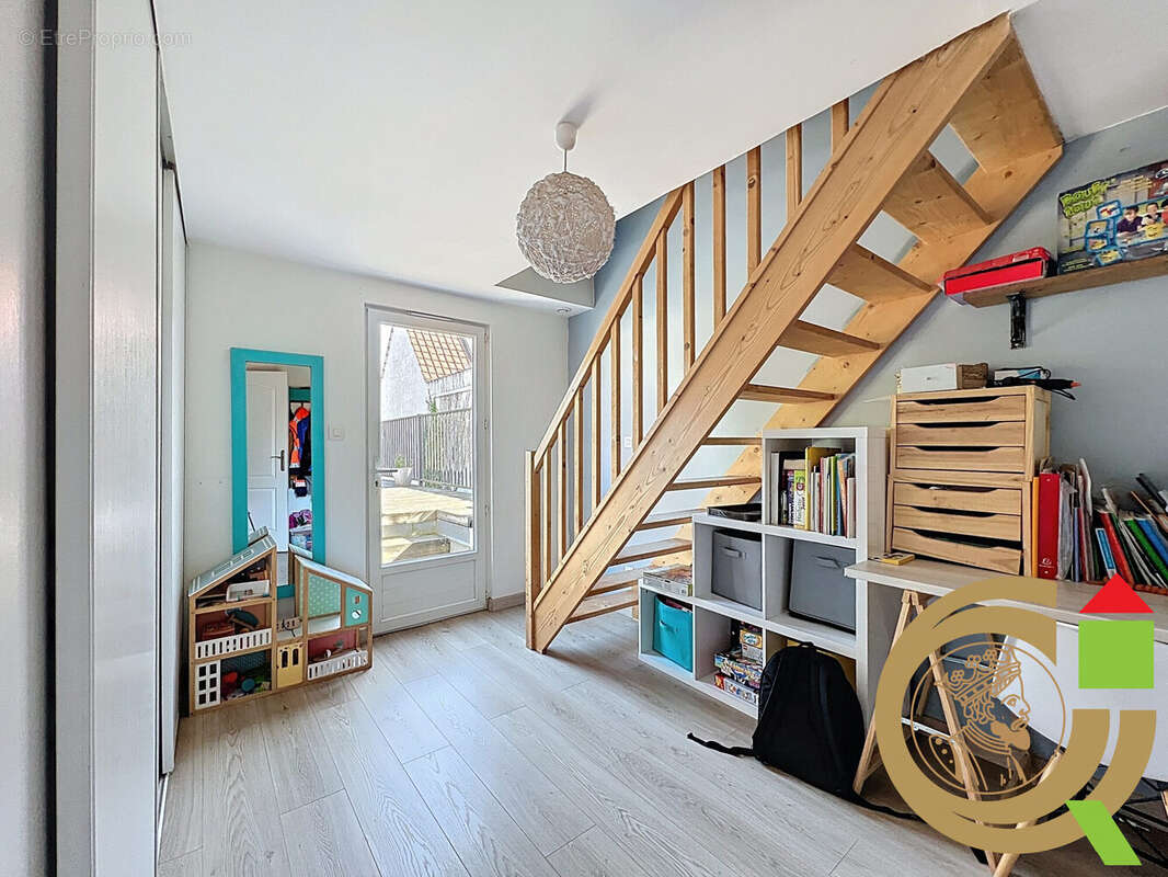 Maison à LA MADELAINE-SOUS-MONTREUIL