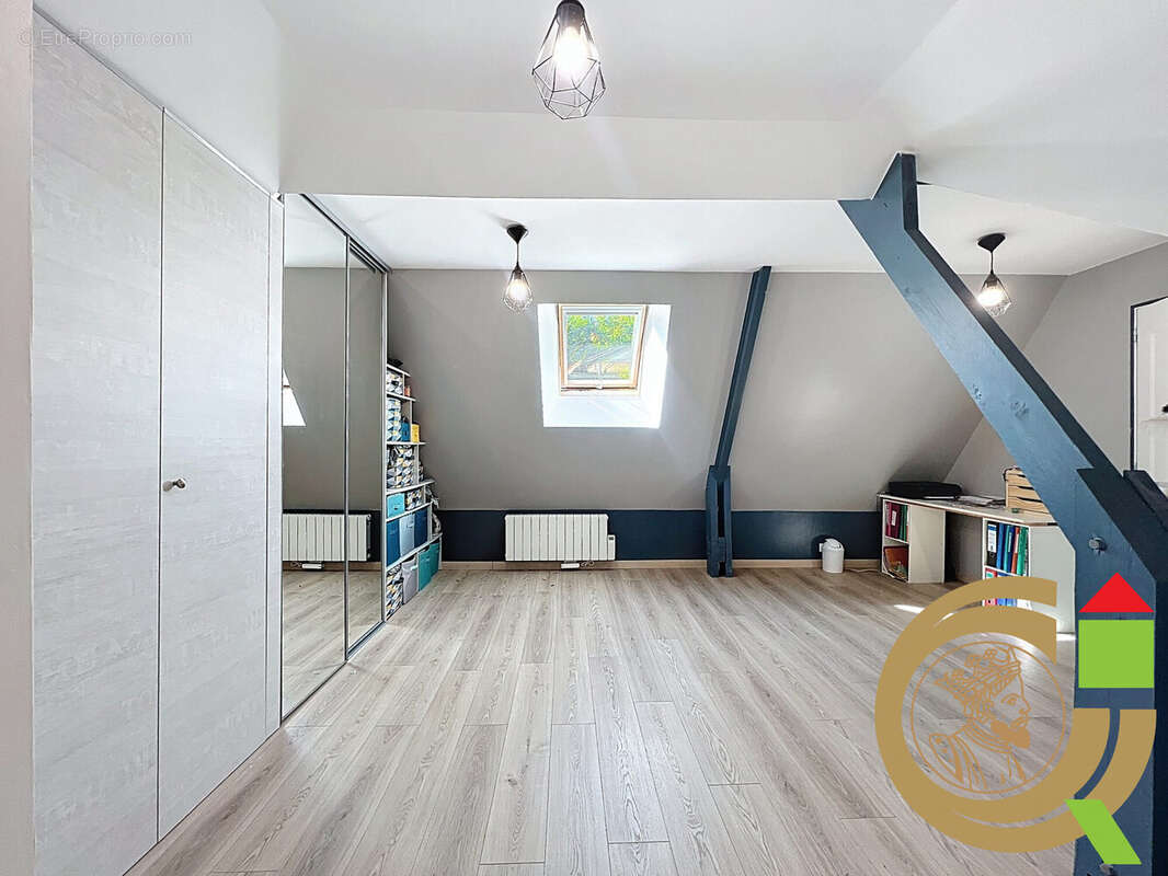 Maison à LA MADELAINE-SOUS-MONTREUIL