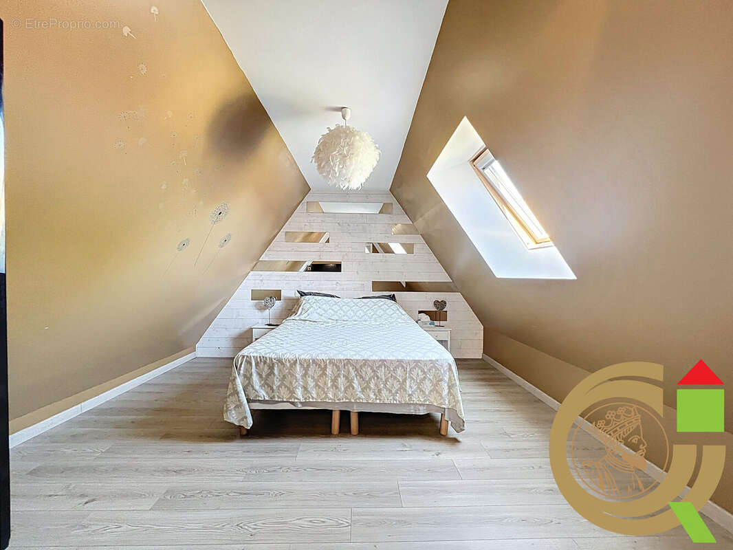 Maison à LA MADELAINE-SOUS-MONTREUIL