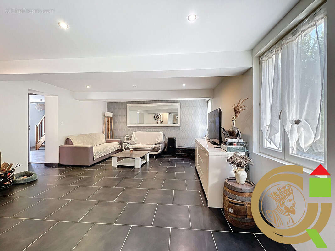 Maison à LA MADELAINE-SOUS-MONTREUIL