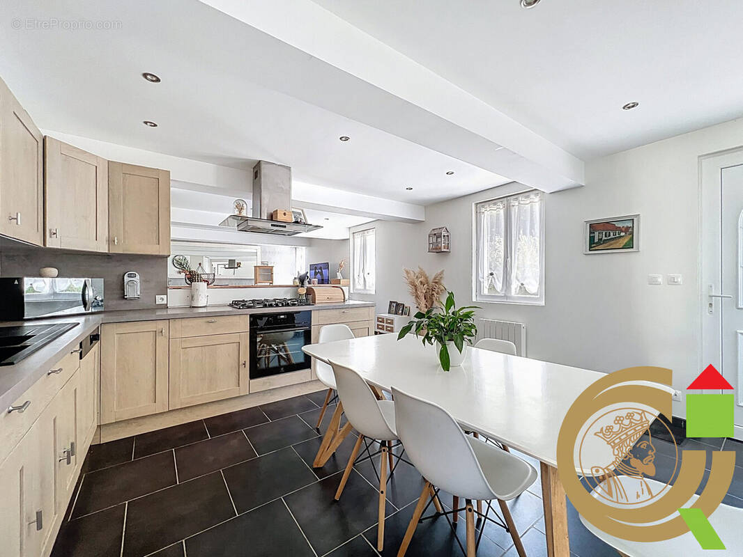 Maison à LA MADELAINE-SOUS-MONTREUIL