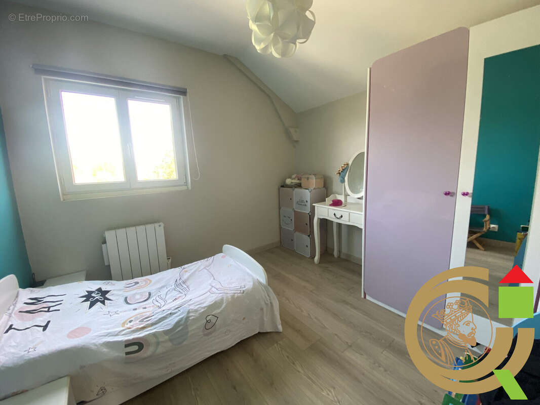 Maison à LA MADELAINE-SOUS-MONTREUIL