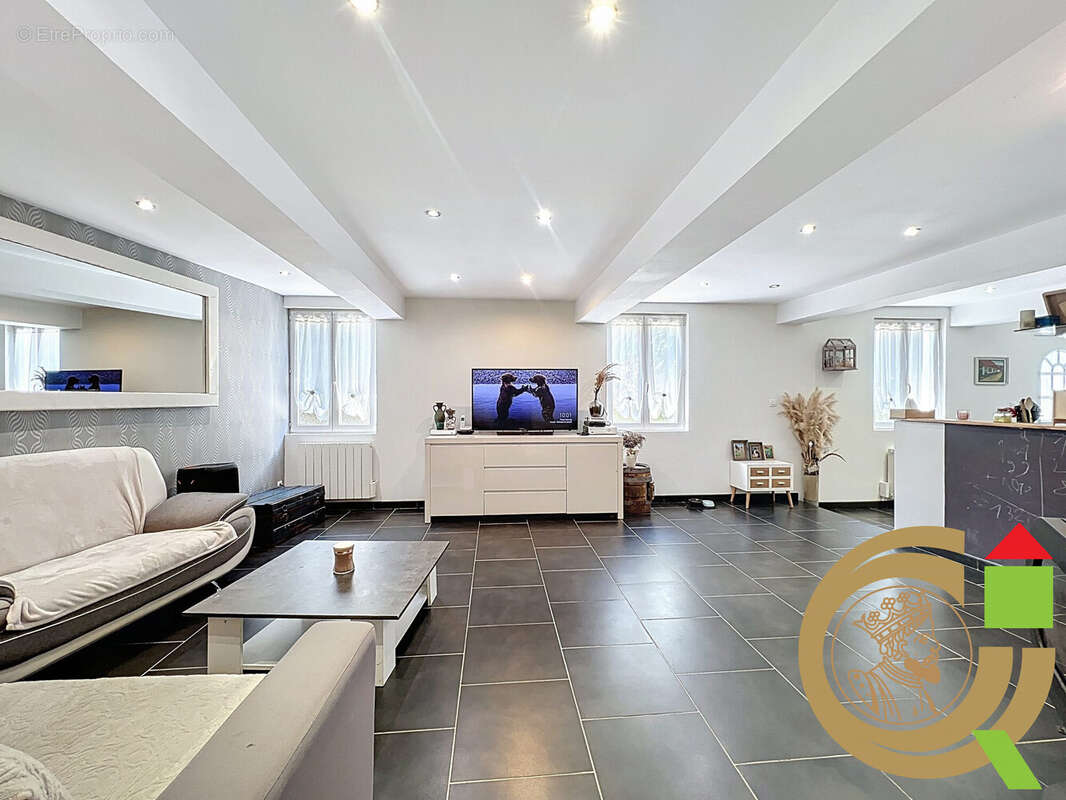 Maison à LA MADELAINE-SOUS-MONTREUIL