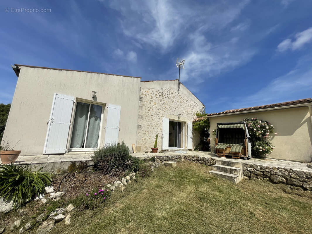 Maison à SAINT-SORLIN-DE-CONAC