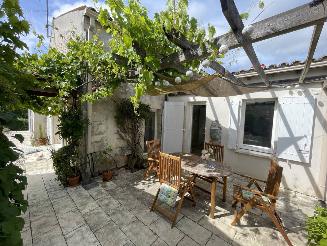 Maison à SAINT-SORLIN-DE-CONAC