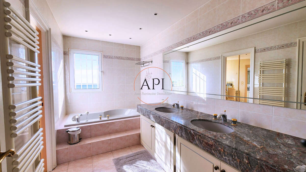 Maison à MANDELIEU-LA-NAPOULE