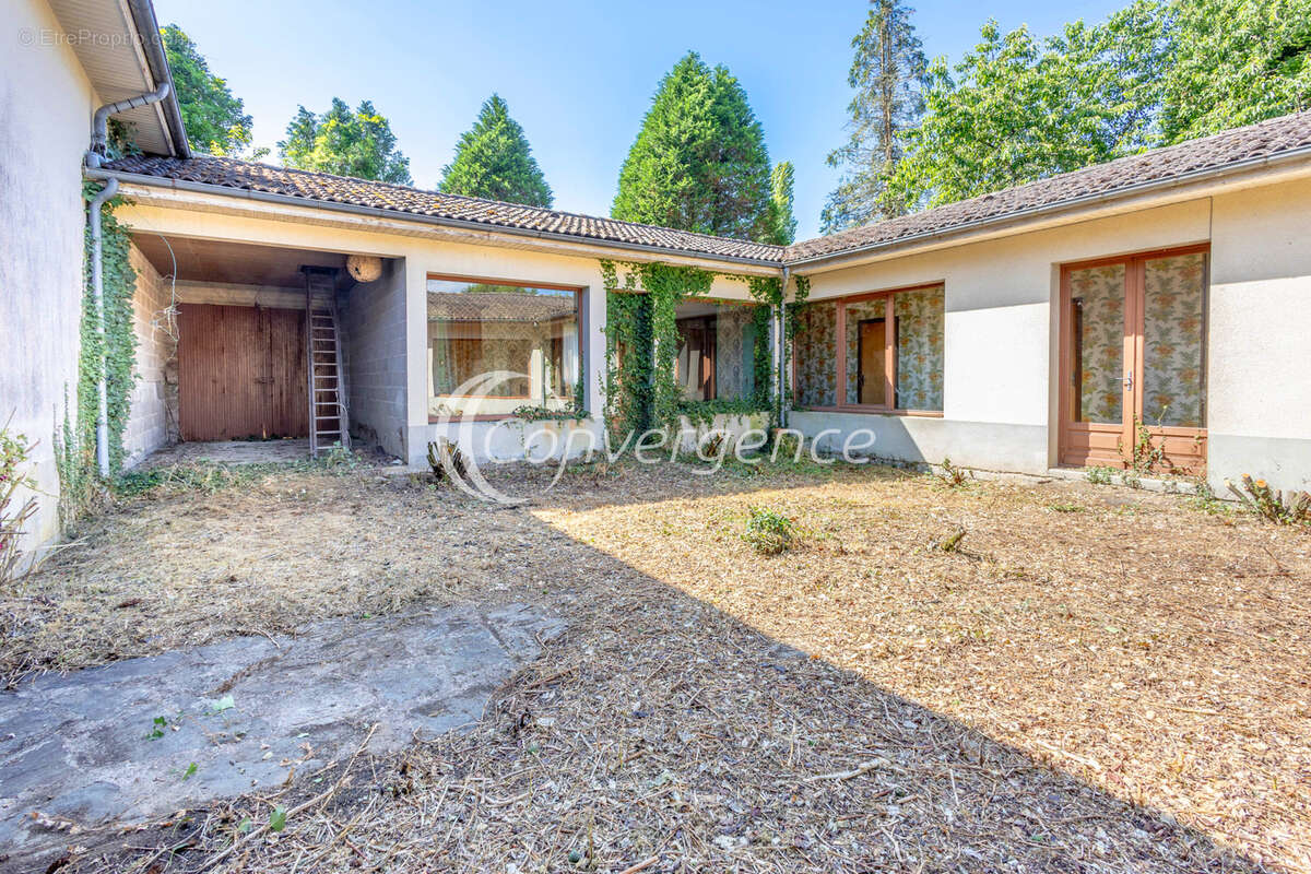 Maison à CHAMPAGNAC-LA-RIVIERE