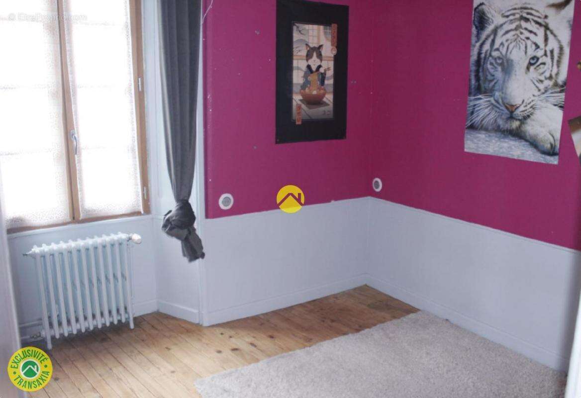 Maison à VIC-SUR-CERE