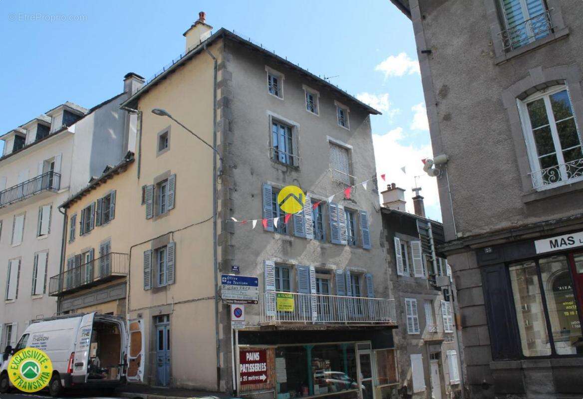 Maison à VIC-SUR-CERE