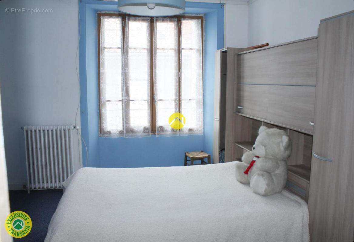 Maison à VIC-SUR-CERE